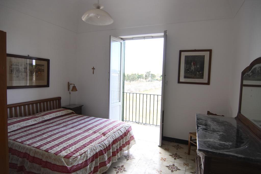 ファヴィニャーナ Casale Due Palmeヴィラ 部屋 写真